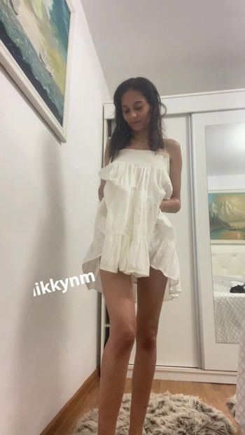 Geile amateur-tiener teef stript en toont haar tieten en kont op camera voor haar fans met rok plagen (of gelekt)