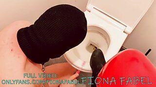 Sklave putzt Toilette und Stiefel für Herrin