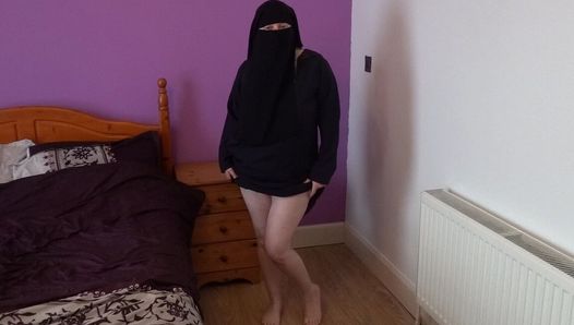 Tanzen in burka und niqab in nackten füßen und masturbieren