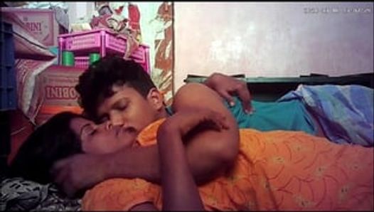 Indische dorpshuisvrouw hete kont Housband kus