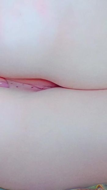 Eu vim da universidade e queria masturbar minha buceta apertada rosa e brincar com minha bunda grande