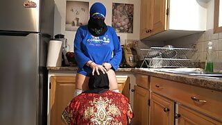 Marokkanische arabische Amateur-Ehefrau betrügt mit ägyptischer Lesbe