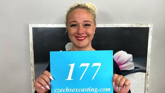 Mollige blonde Schwanzfresserin glänzt beim Casting