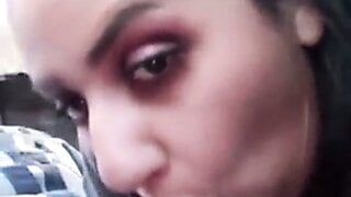 Paki-Mädchen Saira lutscht meinen Schwanz im Auto, Blowjob, pakistanisch