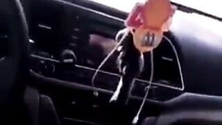 Frau in einem Hijab lutscht christlichen Schwanz im Auto