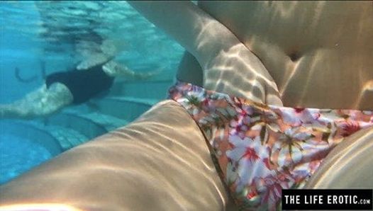 Meisje betrapt bijna op masturberen in een openbaar zwembad