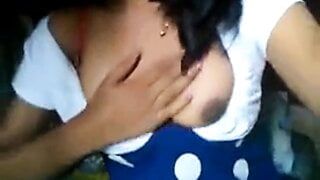 Sydindisk tjej bröst selfie till pojkvän