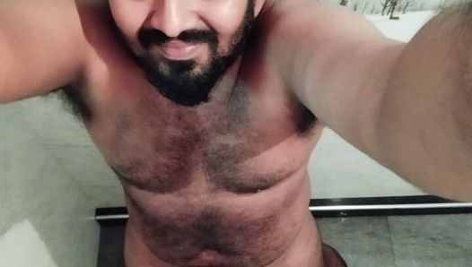 Sexy indischer junge masturbiert, sperma auf dem bauch, schmeckt eigenes sperma ..