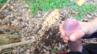 Großer riesiger Cumshot-Handjob im Wald