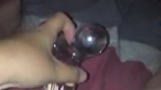 Orgasmus mit einem Glasdildo