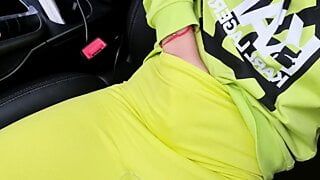 Blondine berührt ihre Muschi im Auto mit Fremden