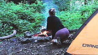 Verkligt sex i skogen. knullade en turist i ett tält