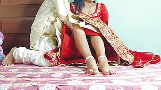 Organizzare il matrimonio suhagrat cultura del villaggio indiano prima notte fatto in casa coppia appena sposata