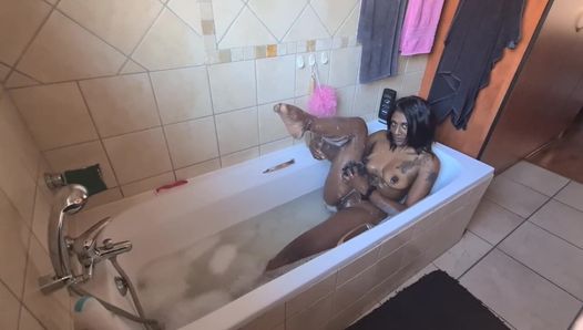 Indische Göttin nimmt ein heißes, dampfendes Bad