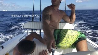 2 heiße Typen auf einem Boot