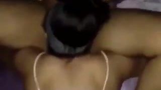 Amateur-Dreier mit üppigen schwarzen Mädchen