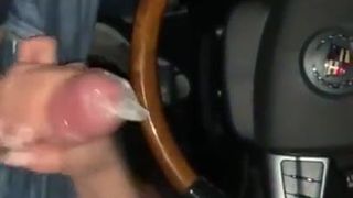 Sie zieht Kondom aus für ein großes Abspritzen im Auto