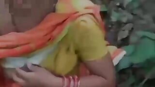 Indischer dorfladenbesitzer, betrügender sex im dschungel mit besitzer