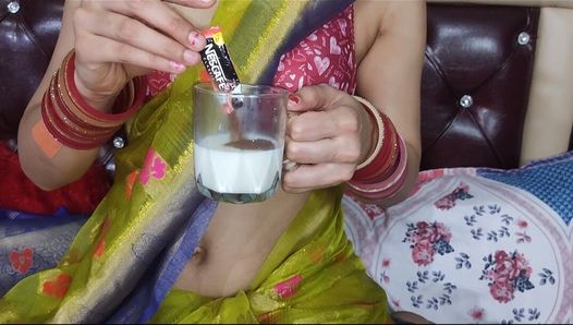 Sexy bhabhi macht kaffee aus ihrer frischen muttermilch für devar, indem sie ihre milch in der tasse drückt (Hindi audio)