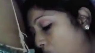 Indische schöne Freundin lutscht schwarzen Schwanz