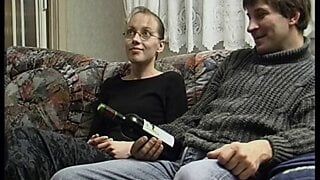 Un jeune couple des années 90 se fait baiser sur le canapé