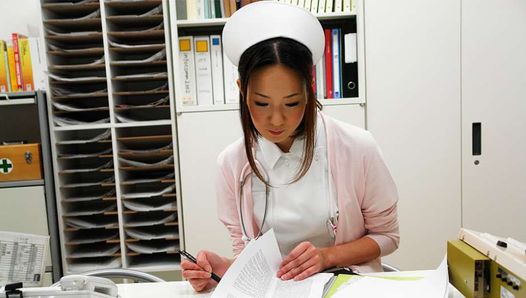 Азиатской медсестре проверяют ее мокрую розовую киску