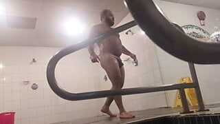 Sexy Duschen des Bären in der öffentlichen Turnhalle