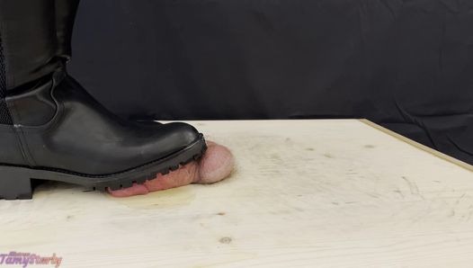 Bootjob dur dans des bottes de chasseur avec tamystarly - ballbusting, cbt, piétinement, femdom, pieds, chaussures, piétinement