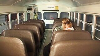 Der Bus zur Schule wird zu einem Ort der Sünde und des Orgasmus !!!