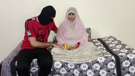 Sexy pakistanische braut lutscht schwanz und wird in ihrer hochzeitsnacht hart gefickt