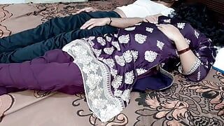 Bett im winter mit stiefmutter geteilt und fickt den dicken arsch der stiefmutter mit hindi-audio