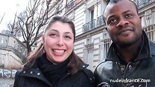 Пухлую французскую брюнетку отшпилили черные и белые хуи в любительском видео