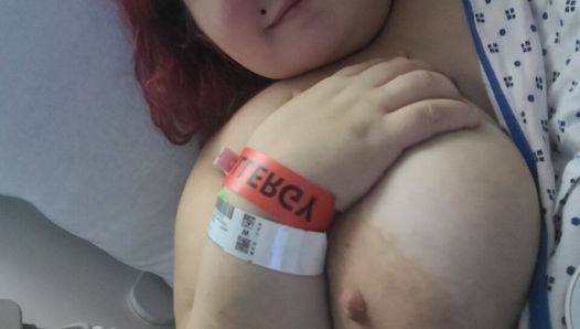Bella donna si masturba in ospedale