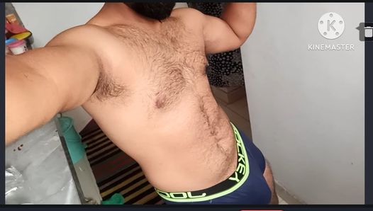 Indischer Fitness-Trainer, der seinen haarigen körper zeigt, beule großen schwanz und dicken arsch in videoanruf Unterwäsche