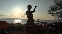 Jade Nilo faz um show para todos na praia de nudismo
