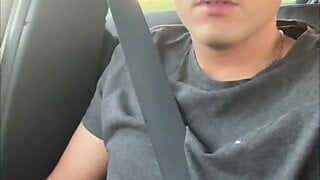 Đức twink con trai giật tắt trong di chuyển xe hơi và cums