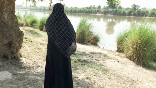 Darya jungle ma khadi muslimische hijab college-mädchen ko straße se pakad k chodaa harter sex, muschi und analsex mit indischem klarem audio