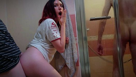 Ehefrau betrügt ihren Ehemann, während er unter der Dusche ist