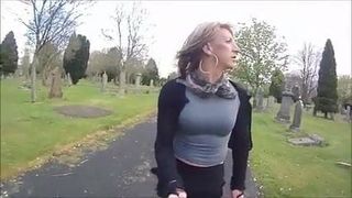 Heiße Transvestitin Naomi geht auf den Friedhof