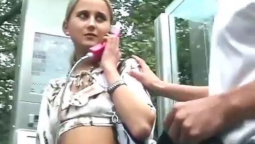 Schattige jonge Duitse tiener opgepikt voor haar eerste porno