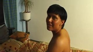 Немецкая мачеха мастурбирует и сосет со спермой в любительском видео