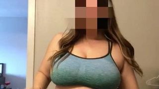 Sexy dickes Mädchen mit riesigen Titten strippt im Badezimmer