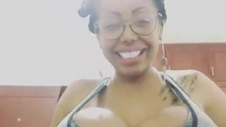 Arlen afrodita muestra sus enormes tetas falsas y sus pezones falsos