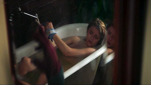 Chloe Grace Moretz, heiß und nackt, bedeckt im Bad