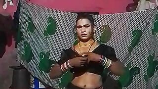 Maduri bhabhi mặc sari đen