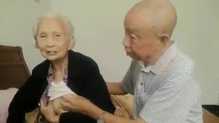 Casal mais velho asiático