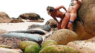 Strand ficken blowjob und ehefrau titten kommen in einem öffentlichen strand im freien