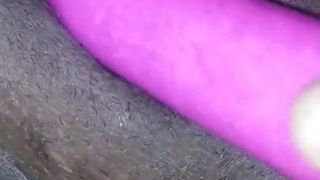 Murzynka pulchna mamuśka wibruje jej cipkę