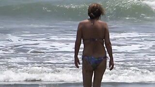 58-jährige Latina-MILF gibt am Strand an, masturbiert
