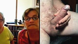 Behaarter Schwanz für zwei reife Frauen vor der Webcam